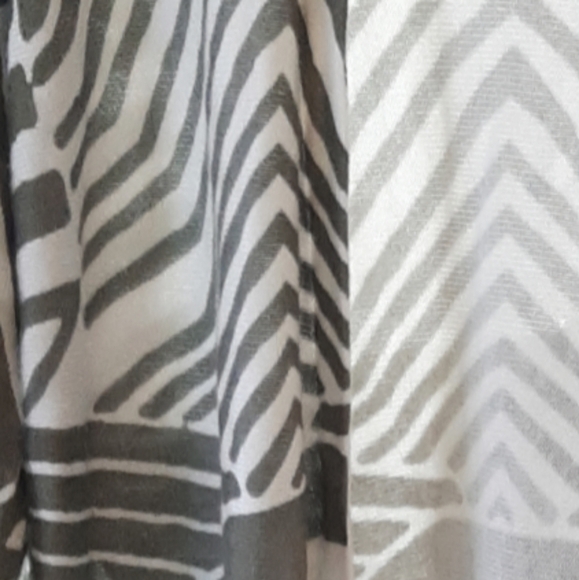 CHICO'S Open Front Lightweight Animal Print Flowing Cardigan Size 1 - Picture 3 of 3